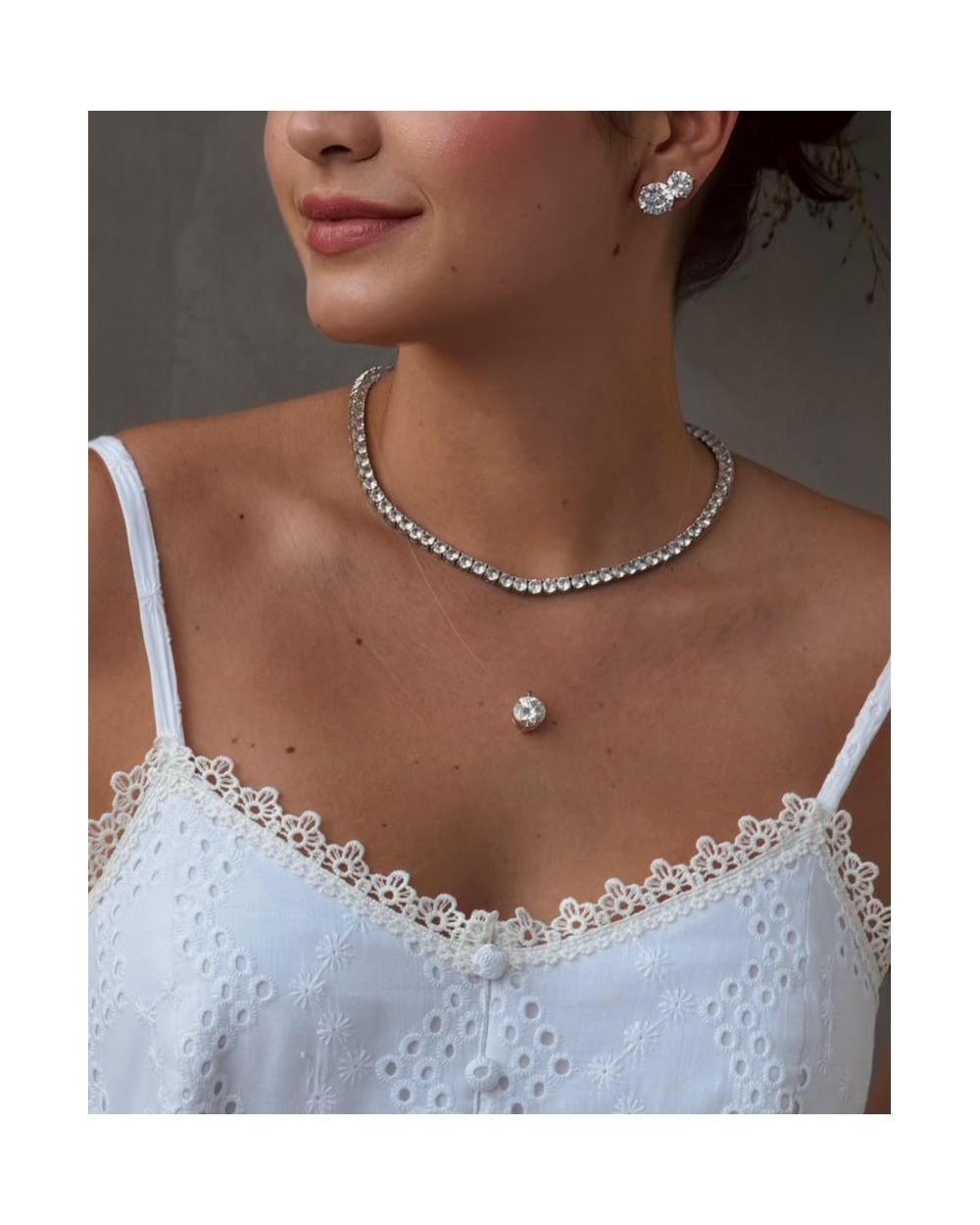 Colar Minimalista Moissanite 5CT coleção Lumière — modelo usando