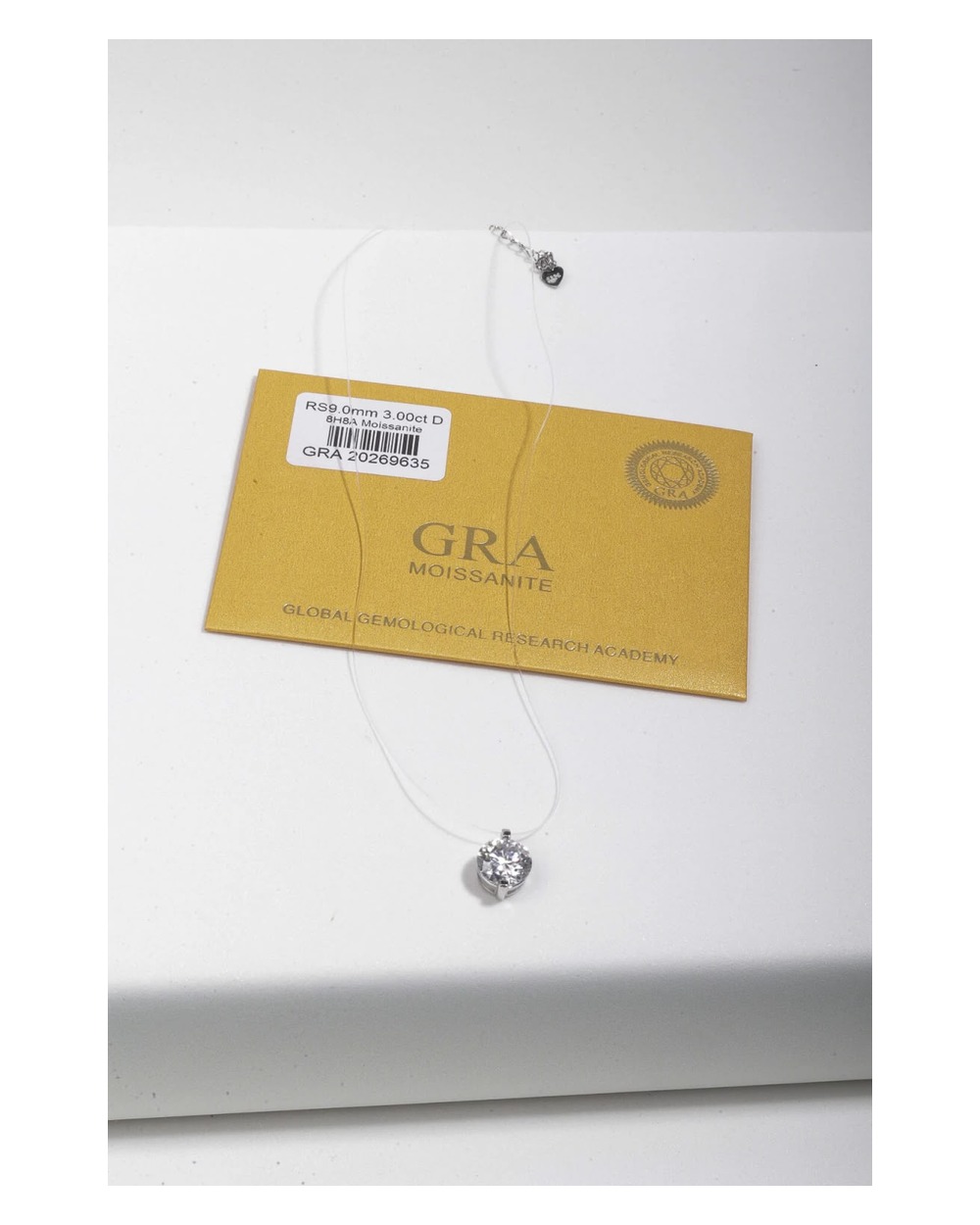 Colar Minimalista Nylon Moissanite 3CT coleção Lumière — modelo usando