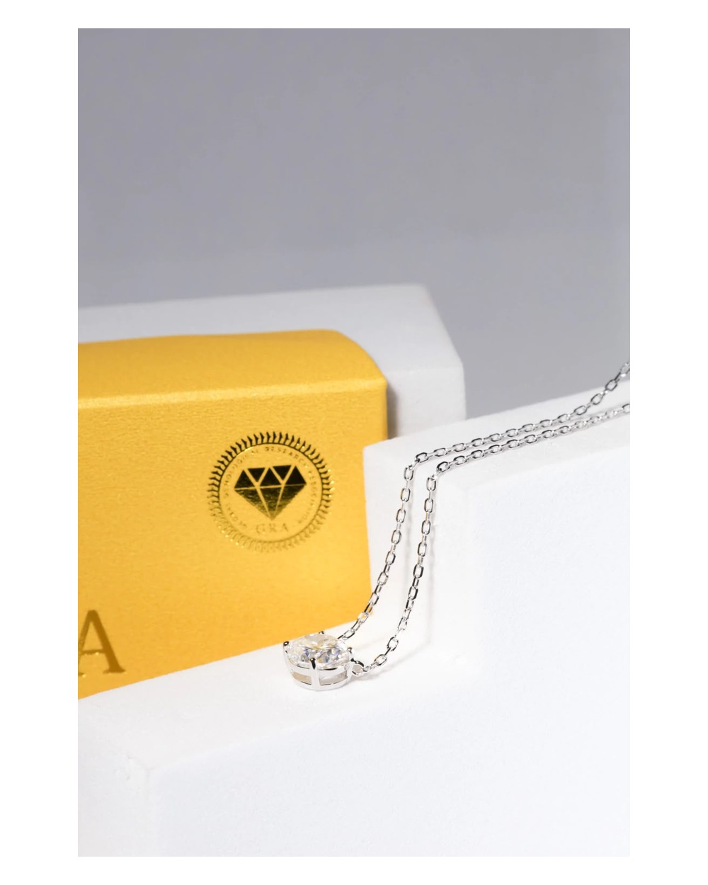 Colar Oval Moissanite 1CT coleção Lumière — modelo usando
