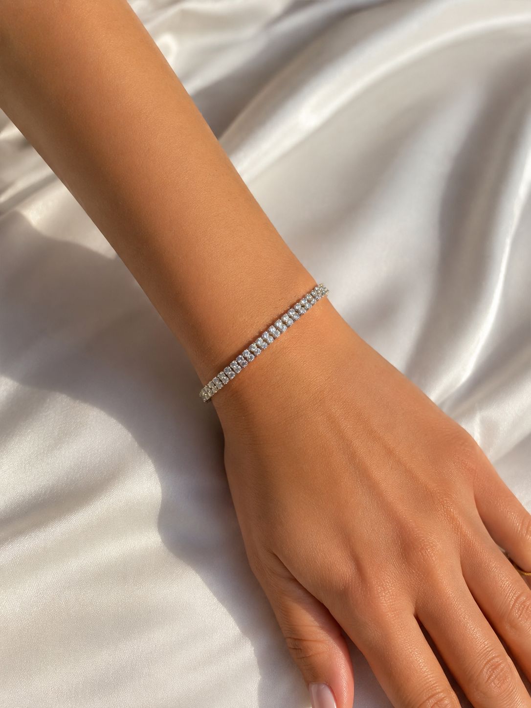 Pulseira Cravejada Zircônia coleção Lumière — usada no modelo
