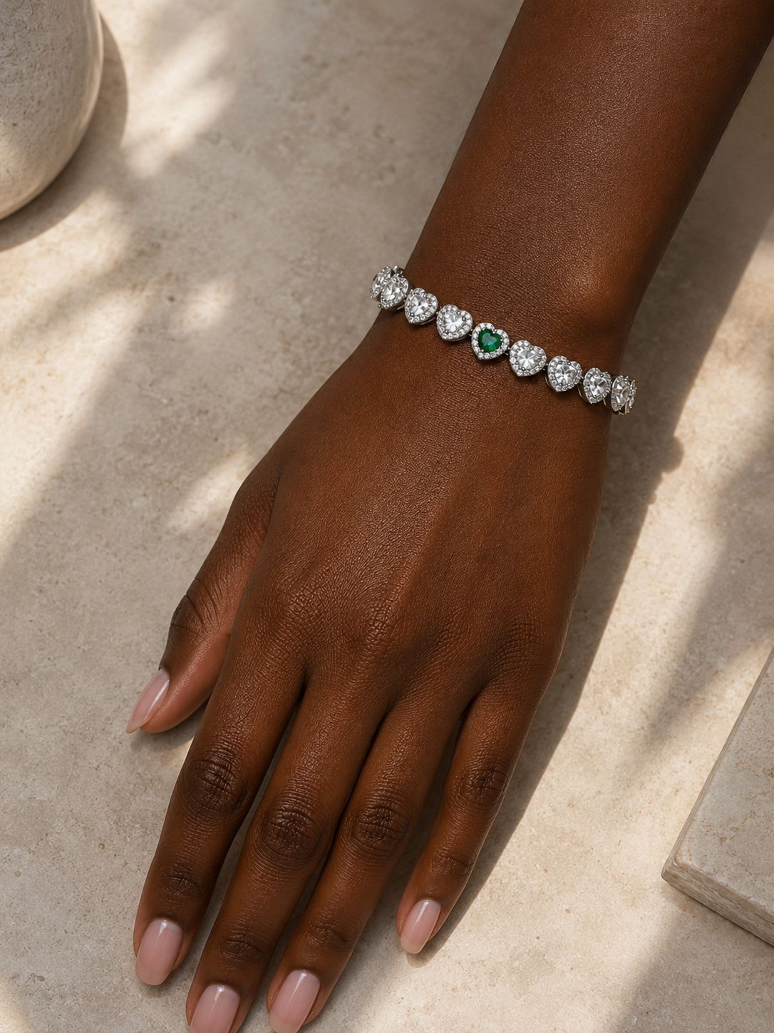 Pulseira Esmeralda coleção Lumière — usada no modelo