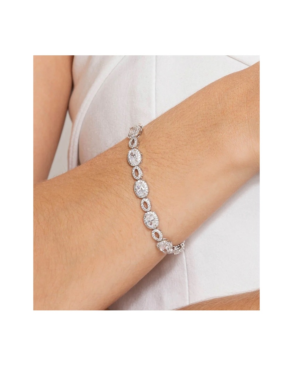 Pulseira Oval Halo Cravejada coleção Lumière — modelo usando