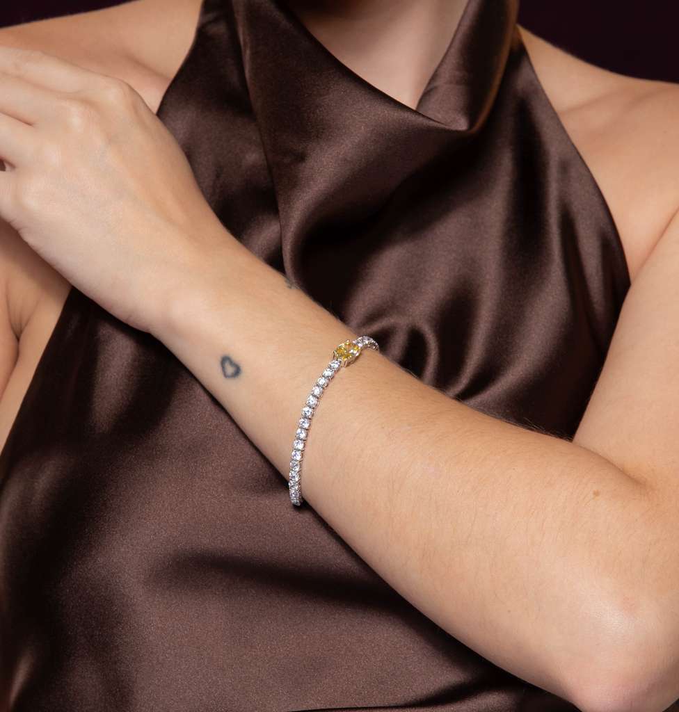 Pulseira Yellow Fancy coleção Lumière — usada no modelo